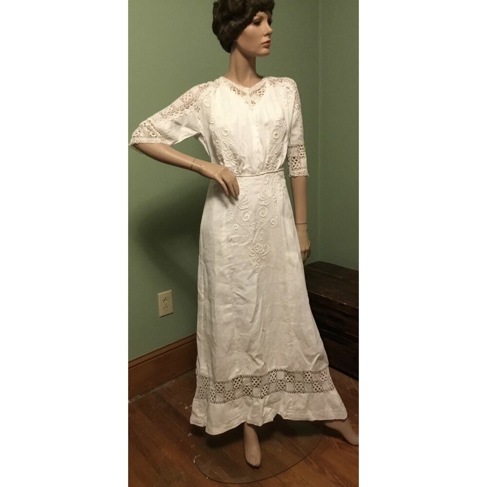 Antique Edwardian White Linen/Lawn Irish Crochet/Lace/Cut Work Tea DRESS